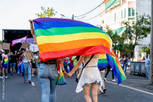 Fotografie homosexual couple with a pride flag