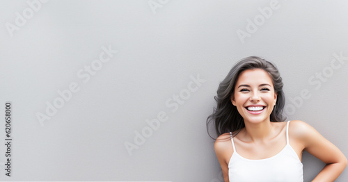 Fototapet illustrazione ritratto primo piano di donna sorridente, capelli neri sciolti sul