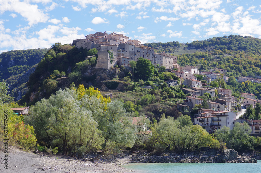 Abruzzo : Glimpse of the charming tourist village of Barrea overlooking the lake of the same name.