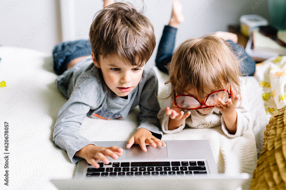 © Maria Manco/Stocksy - Kids play on laptop and reading glasses © Maria Manco/Stocksy - Kids play on laptop and reading glasses