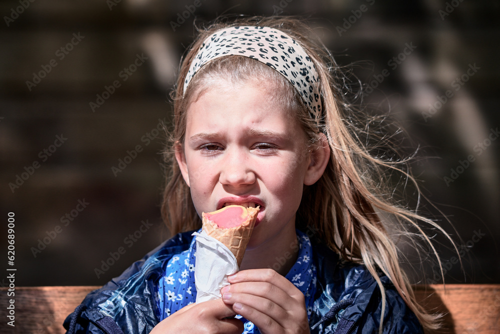 jeune fille dégustant un cornet de glace en plein air jeune fille dégustant un cornet de glace en plein air