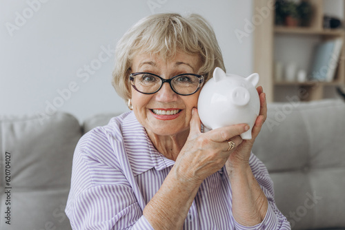 Cuadro en lienzo savings, money, annuity insurance, retirement and people concept - smiling senio