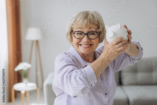 Fotografia savings, money, annuity insurance, retirement and people concept - smiling senio
