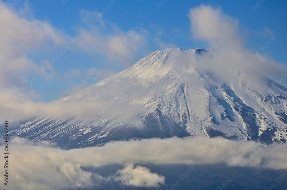 道志山塊の石割山より　雲纏う富士山
