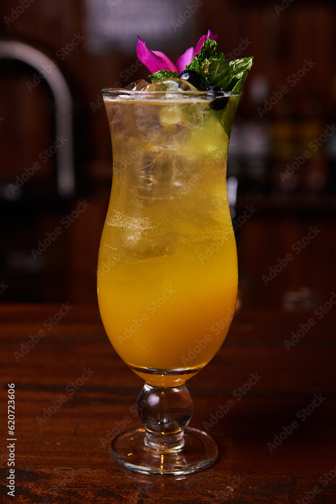 Bebidas, tragos y cocteles en proceso de preparacion y listos para consumir. Foto Producto Bebidas, tragos y cocteles en proceso de preparacion y listos para consumir. Foto Producto