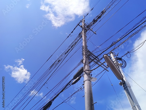 電柱と爽やかな青空