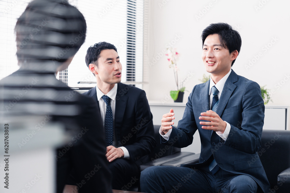 商談をする営業マン