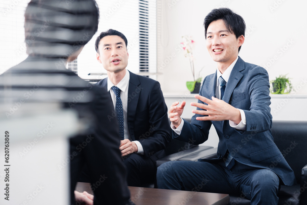 商談をする営業マン 商談をする営業マン
