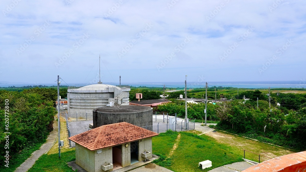 沖縄県津堅島のにんじんの形をした展望台から見える風景