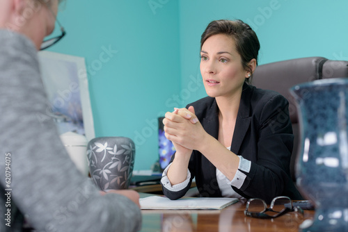 Photos sympathetic undertaker in meeting with client in her office