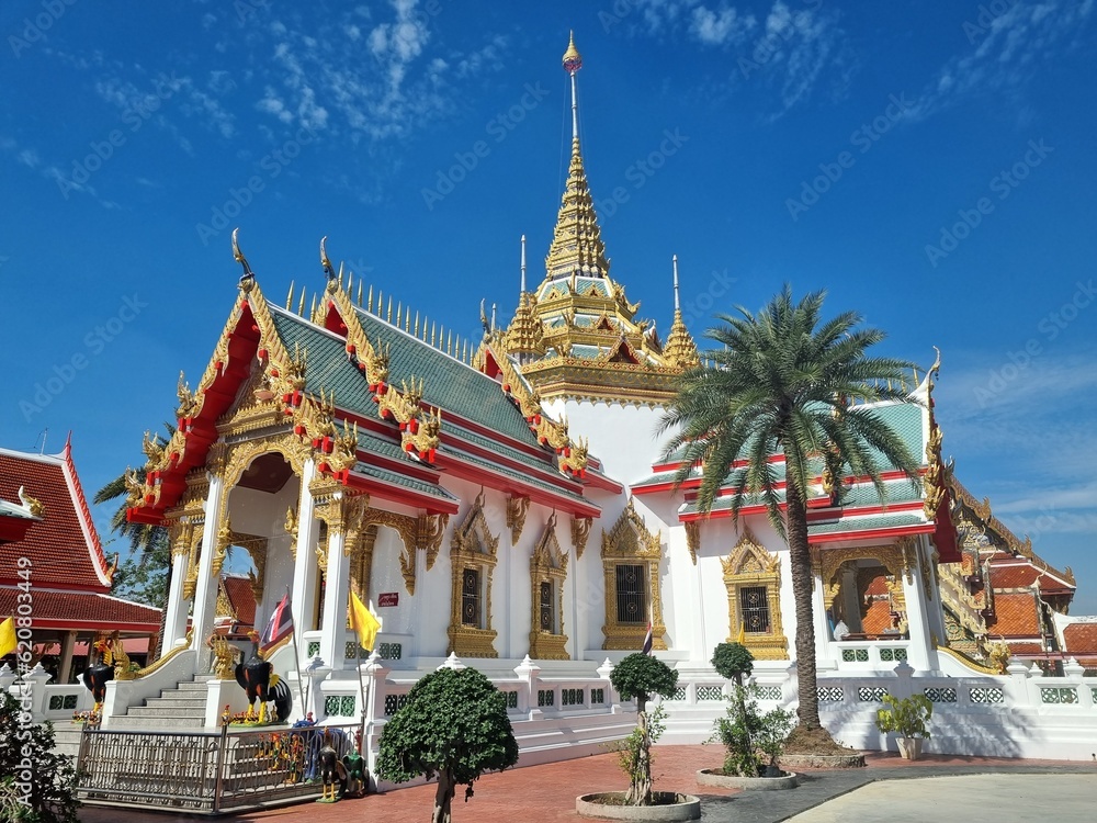 Fototapeta premium temple Ubosot, Wihan Luang Pu Rung, Tha Krabue Temple, Samut Sakhon Province to pay homage to the sacred Translation: message in front of the temple 