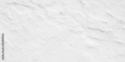 wet white stucco wall. 水に濡れた白い漆喰の壁