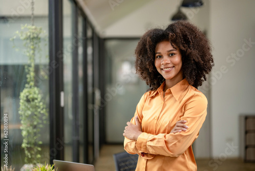 Foto Portrait of confident female professional standing with arms crossed at workplace
