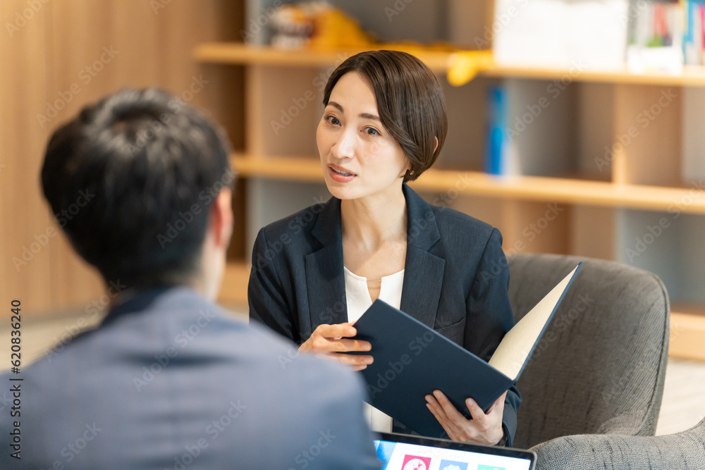 打ち合わせをするビジネスパーソン(営業・会議・ミーティング) 打ち合わせをするビジネスパーソン(営業・会議・ミーティング)