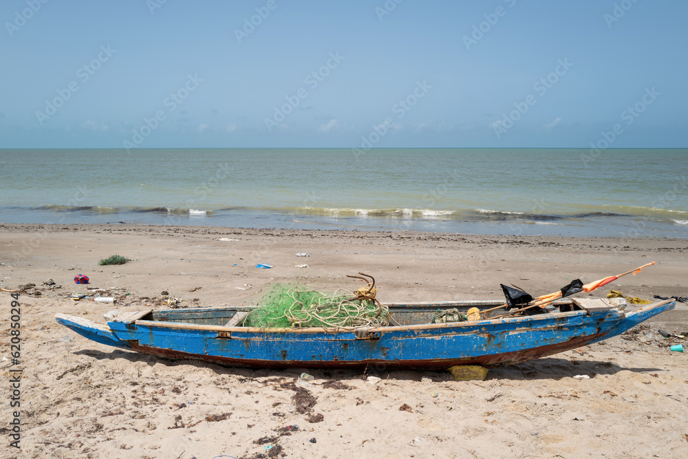 une pirogue échouée sur le sable d ela plage d'un village du Sénégal en Afrique occidentale