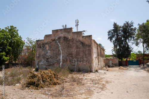 Un vieil entrepôt dans la ville de Joal au Sénégal en Afrique de l'Ouest