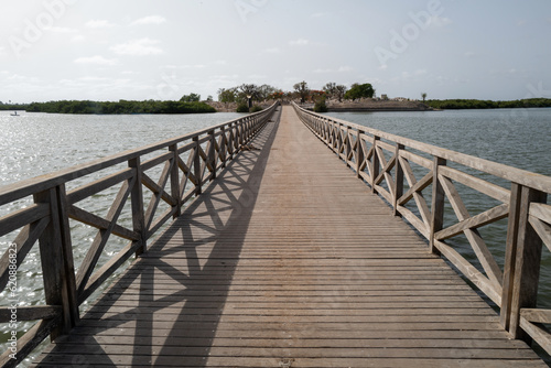 Le pont de l'île de Fadiouth reliant le village au cimetière au Sénégal en Afrique de l'Ouest photo
