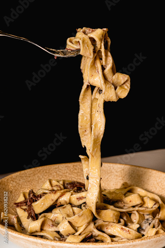 comida italiana en fondo negro
