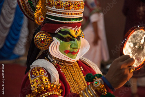 Canvas Print Rare photos of kathakali artist praying and getting into character before perfor