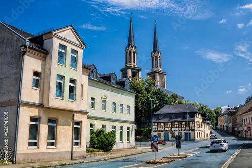 oelsnitz, deutschland - stadtpanorama mit zoephelsche haus und jakobikirche