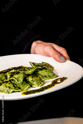 plato de pasta rellena de espinacas y queso