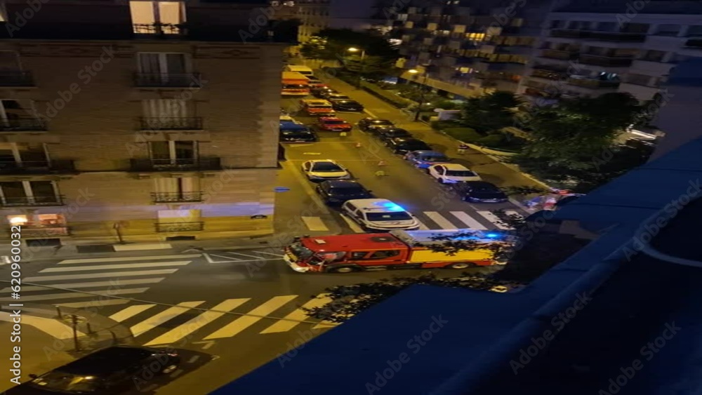 Camion de pompier en intervention dans une rue de Paris