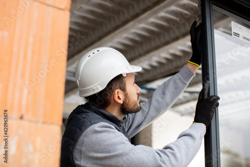 Εκτύπωση καμβά male contractor installing sliding door