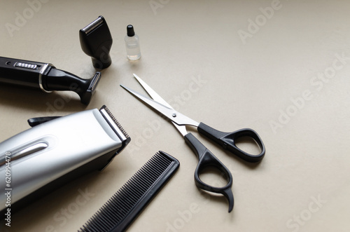 Kit de barbería y peluquería profesional con cortadora de cabello, tijera, peine y trimmer  photo