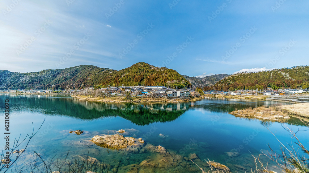 Obraz premium lake and A peaceful Japanese village