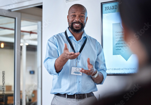 Foto Corporate, black man and leader with presentation, planning and discussion with communication