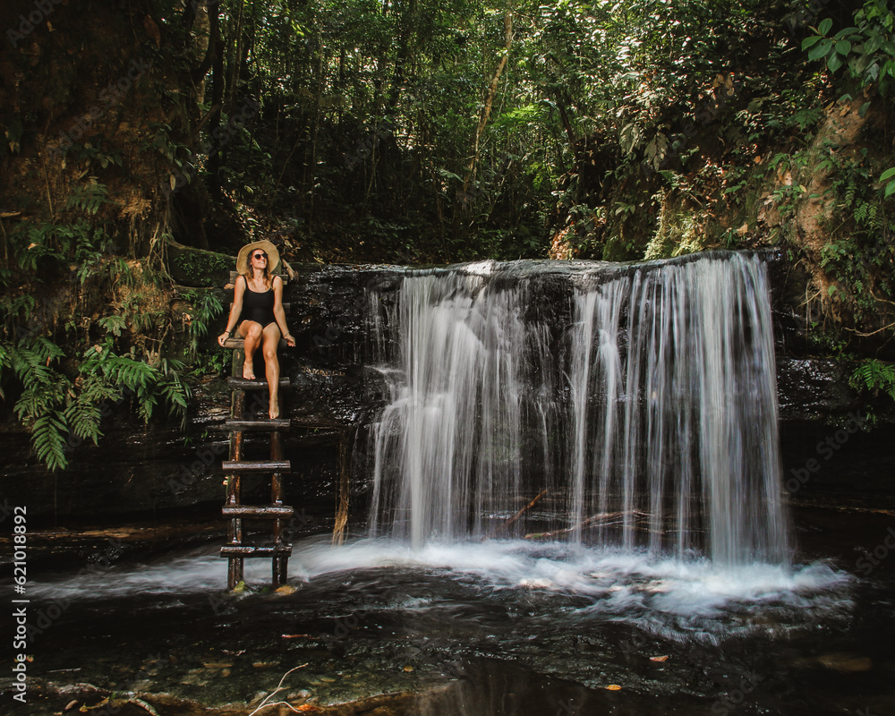 Mulher na cachoeira da pirapora no Parque nacional serra do divisor, em Mâncio Lima, acre - obrazy, fototapety, plakaty 