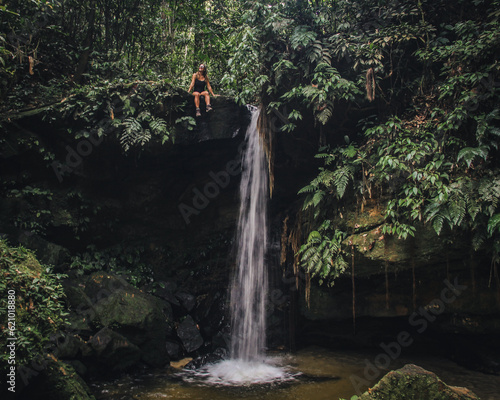Turista em Cachoeira na serra do divisor, em Mâncio Lima, Acre 