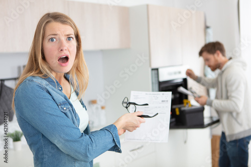 Foto woman shocked and surprised with her electricity bills