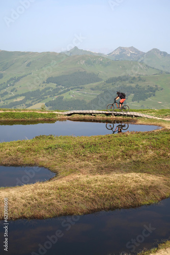 Wallpaper Mural Mountainbiker am Berg Torontodigital.ca