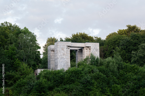 Pomnik w terenie leśnym obszarów zielonych w zachodniej Polsce o letniej porze roku w wieczornych godzinach