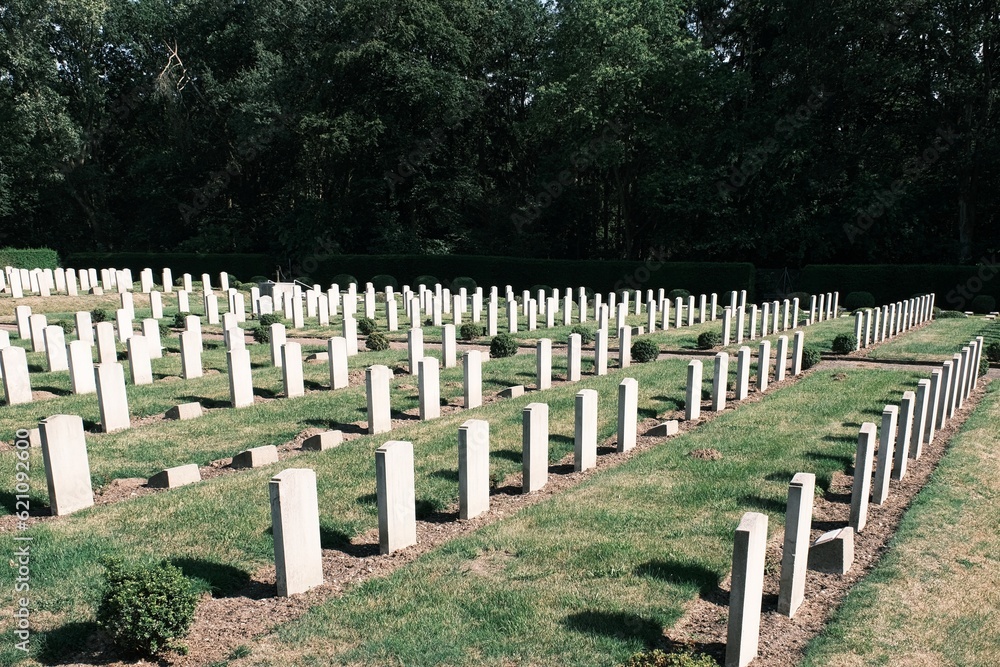 Grabsteine auf einem Soldatenfriedhof in Deutschland