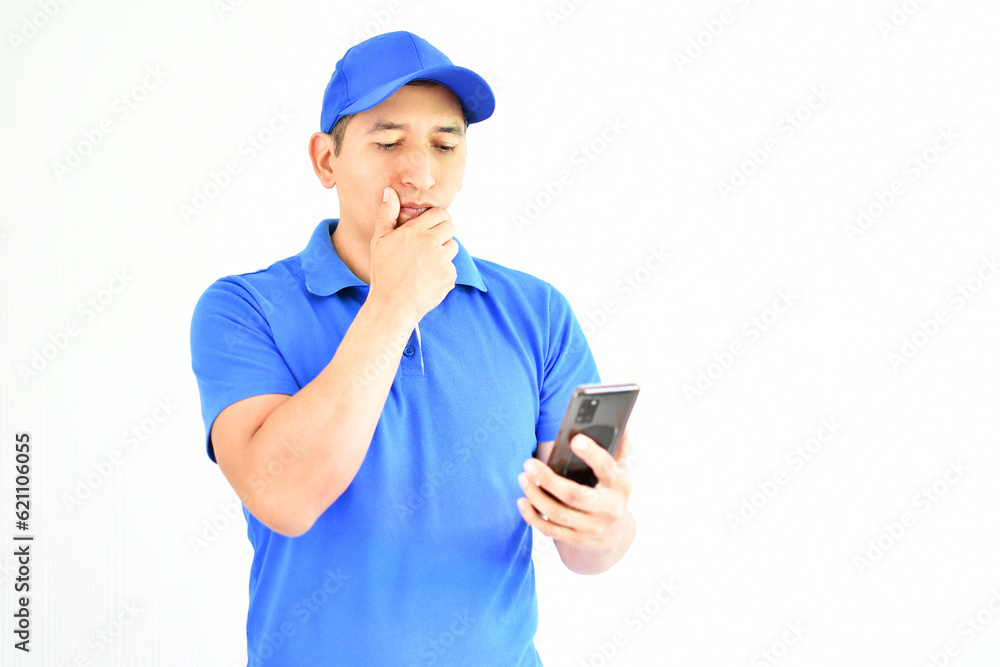 Hombre joven preocupado mientras sostiene su teléfono móvil en la mano. Espacio para texto al lado derecho. Hombre joven preocupado mientras sostiene su teléfono móvil en la mano. Espacio para texto al lado derecho.