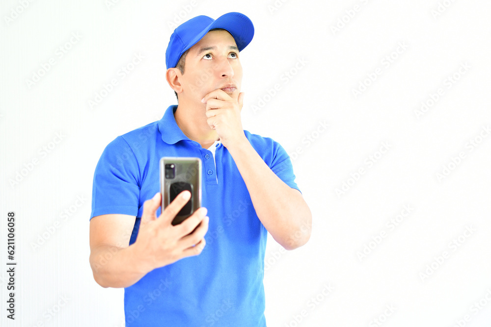Hombre joven pensando mientras sostiene su teléfono móvil en la mano. Espacio para texto al lado derecho. Hombre joven pensando mientras sostiene su teléfono móvil en la mano. Espacio para texto al lado derecho.
