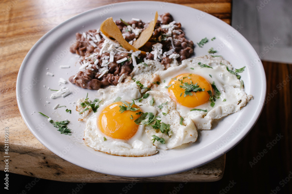 Huevos estrellados con frijoles refritos Huevos estrellados con frijoles refritos