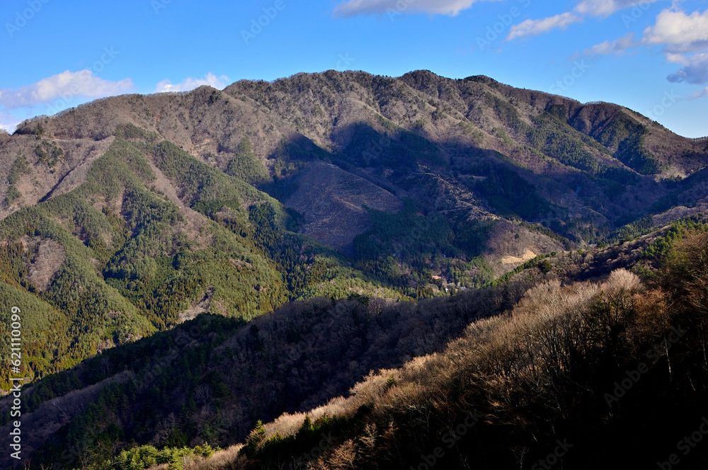 道志山塊の御正体山より赤岩と今倉山を望む
