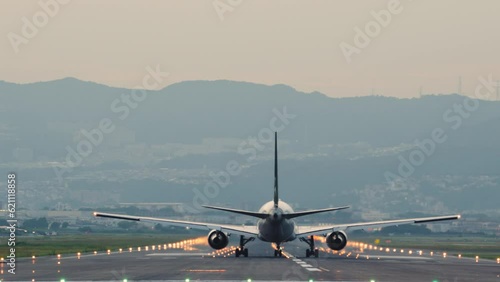 大阪国際空港を離陸する飛行機 photo