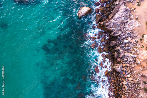 vista aerea de una playa de aguas turquesas y rocas