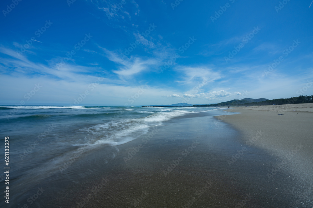 砂浜の上を流れる海の波