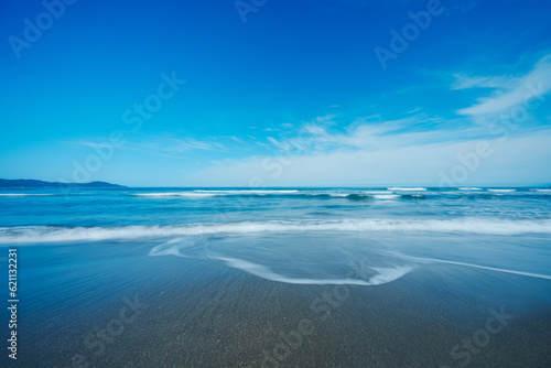 砂浜の上を流れる海の波 © rika_portrait