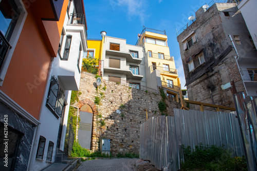 Canvas Print Yeni Sarachane Sk Street in Sultanahmet in historic city of Istanbul, Turkey