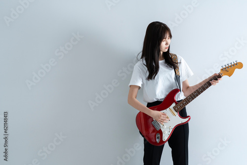 Fotografiet エレキギターを弾く女性