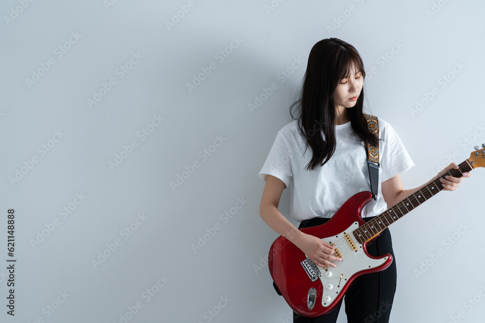 エレキギターを弾く女性 エレキギターを弾く女性