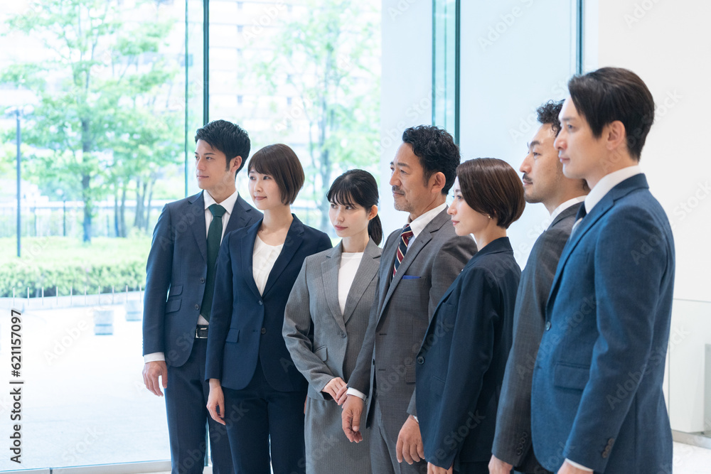 オフィスで働くビジネスマンたち(多人数・複数人・集団・大人数) オフィスで働くビジネスマンたち(多人数・複数人・集団・大人数)