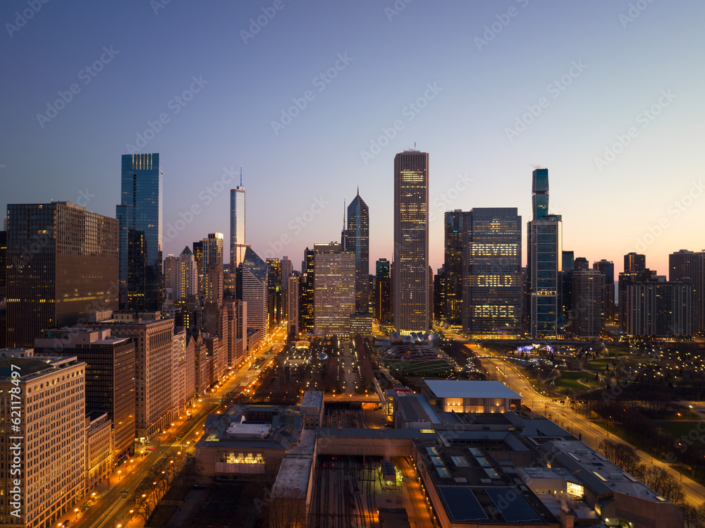 Fototapeta premium Cityscape of Chicago Riverwalk at Dusable bridge over Michigan river