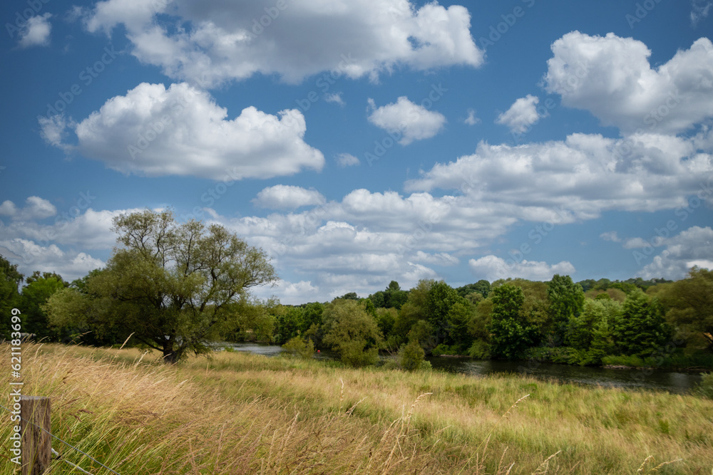 Landschaft bei blauem Himmel und weißen Wolken Landschaft bei blauem Himmel und weißen Wolken
